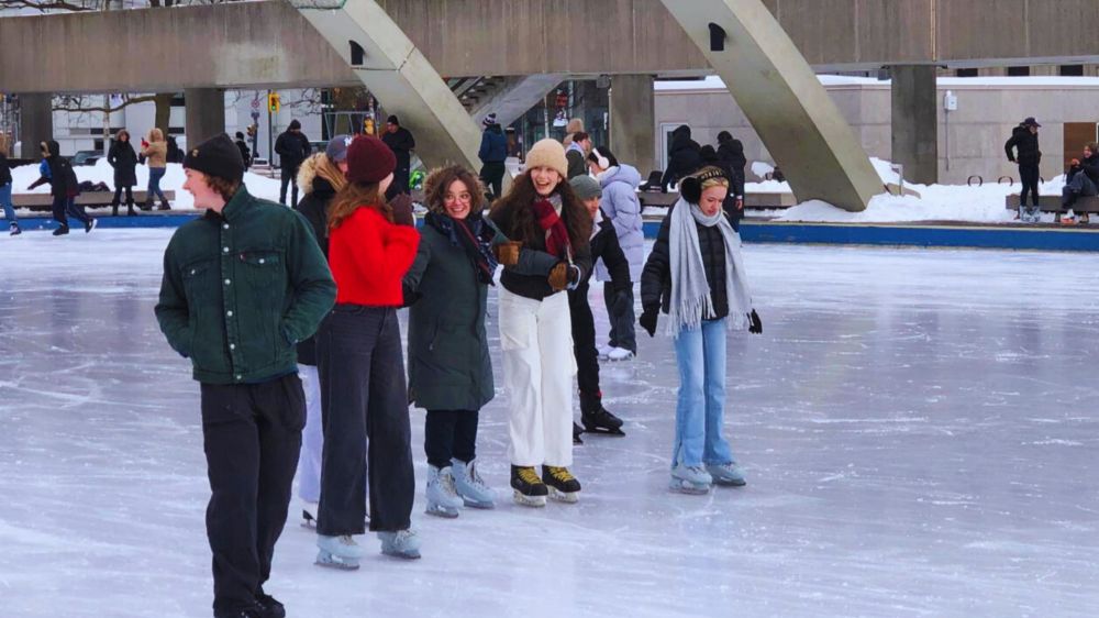 Alunos aprendendo inglês na pista de patinação no gelo